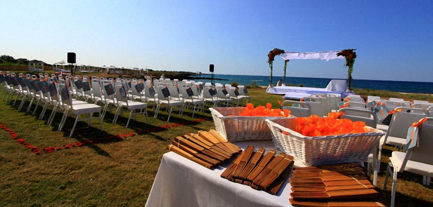 Jewish wedding on the beach in Apulia