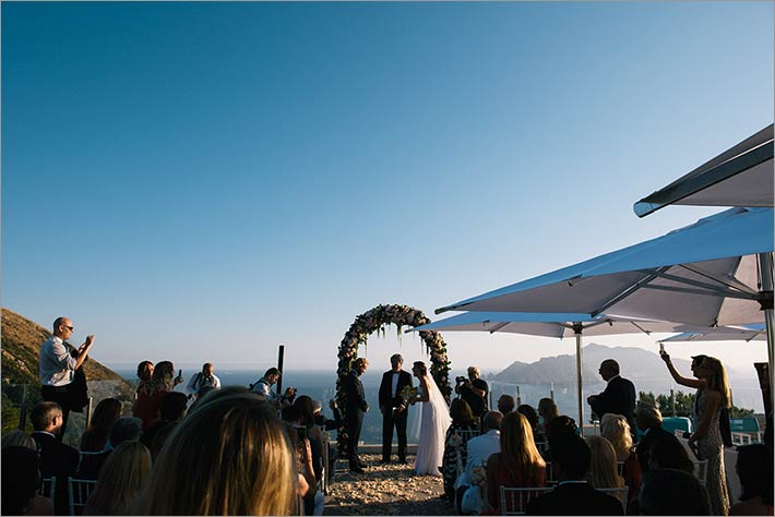 amalfi-coast-ceremony_overlooking_capri_island