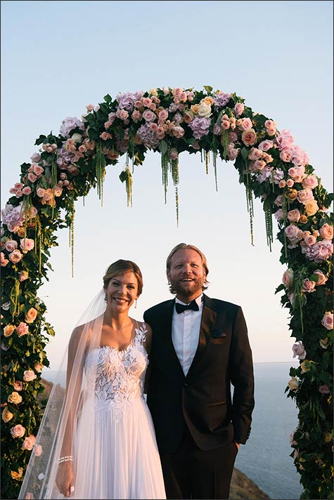 amalfi-coast-ceremony_overlooking_capri_island