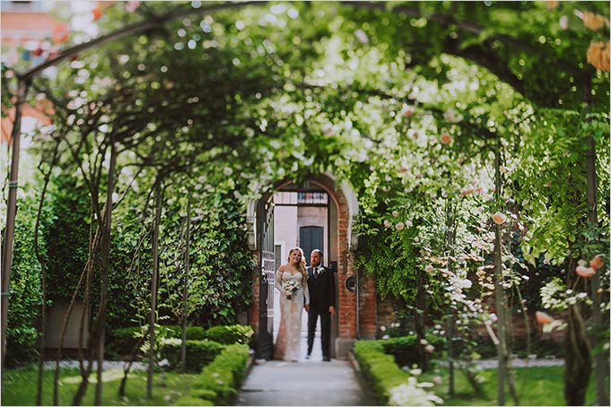 intimate_ceremony_venice_garden