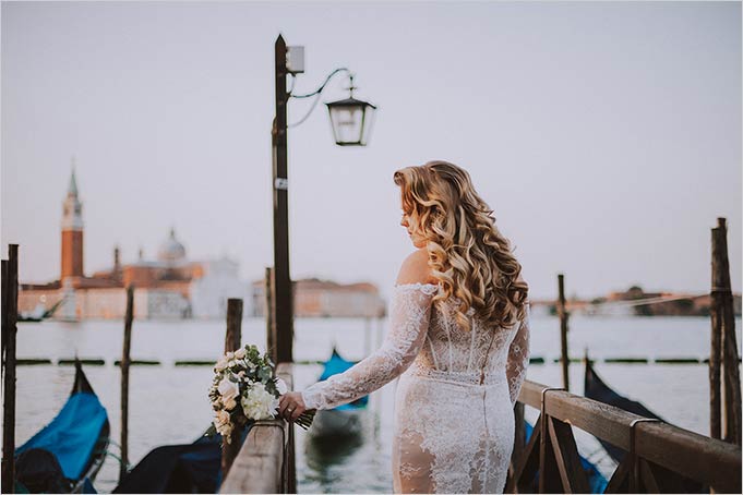 romantic wedding in Venice at sunrise