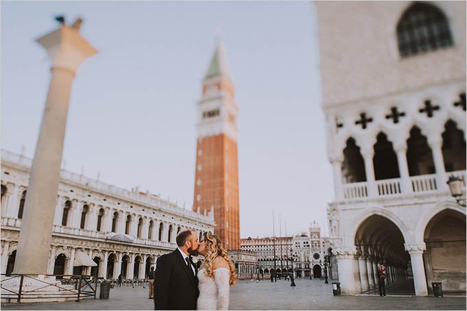 romantic wedding in Venice at sunrise