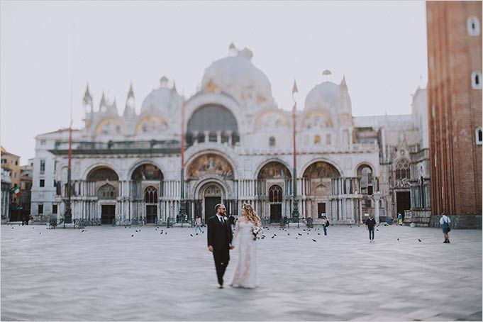 romantic wedding in Venice at sunrise