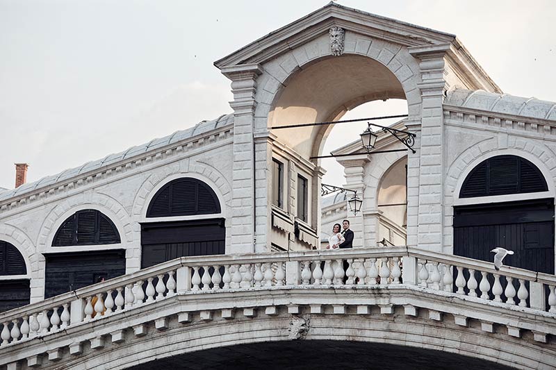 Discover Venice at sunrise through a photo shooting