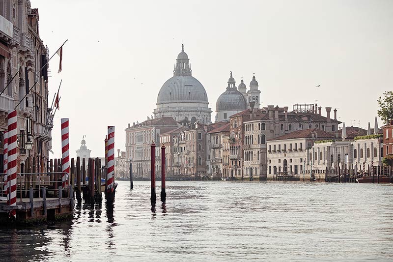 Discover Venice at sunrise through a photo shooting