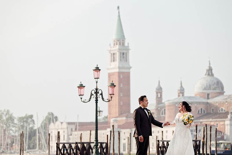 Discover Venice at sunrise through a photo shooting