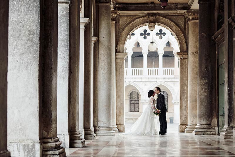 Discover Venice at sunrise through a photo shooting