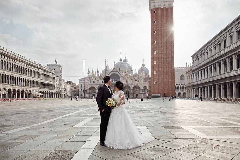 Discover Venice at sunrise through a photo shooting