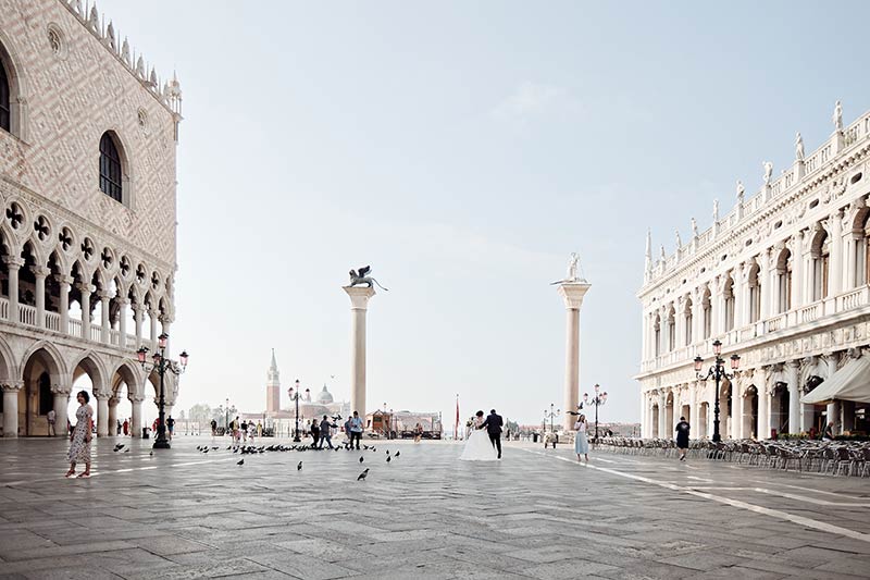 Discover Venice at sunrise through a photo shooting