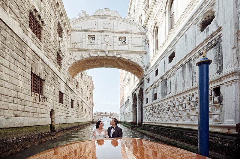 Wedding boat tour in Venice