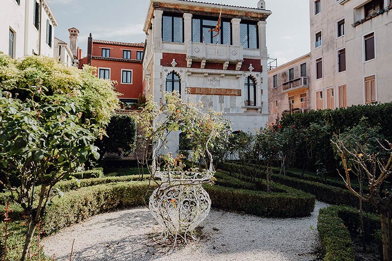 Rose garden ceremony in Venice