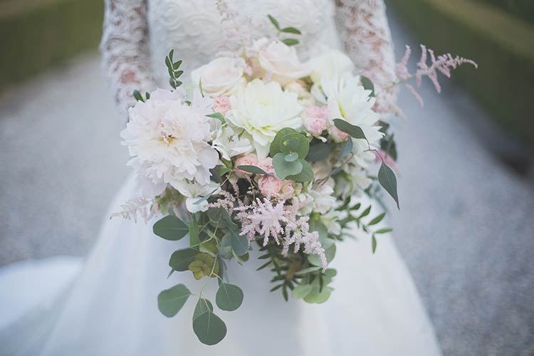 bridal bouquet in Villa Faraggiana