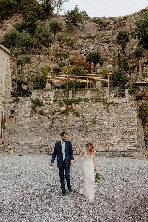 Wedding photos by the seashore