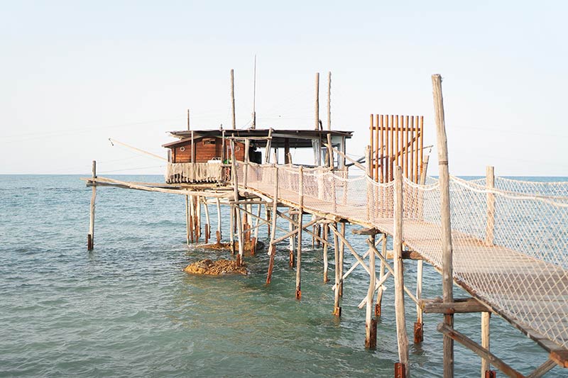 wedding photo session on a real trabocco in Abruzzo