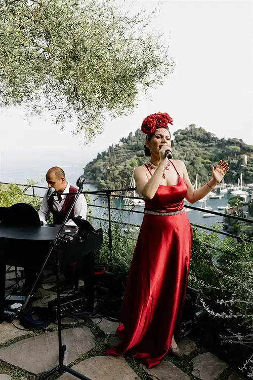 Live music performance during an elegant wedding reception in Portofino